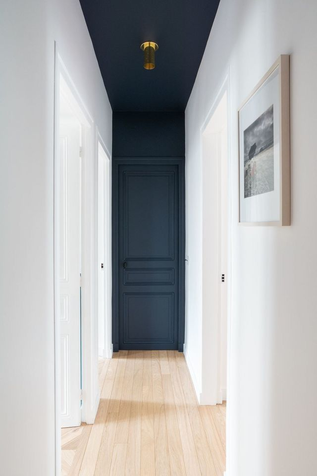 Lang smal korridor med Jotun Deco Blue